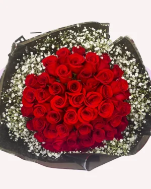 50 rosas rojas con gypso