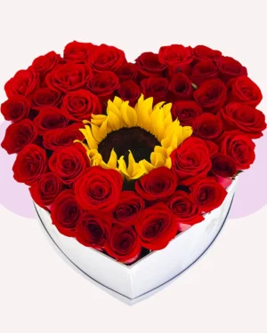 Caja corazón con 40 rosas rojas y 1 girasol