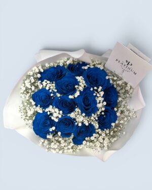 12 rosas azules con gypso