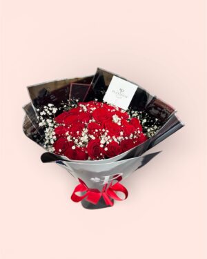 24 rosas rojas con gypso alrededor