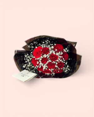12 rosas rojas con gypso