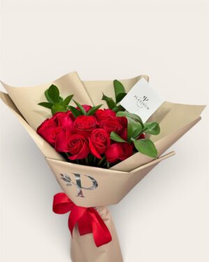 24 Rosas Rojas con Ruscus