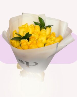 24 ROSAS AMARILLAS CON RUSCUS