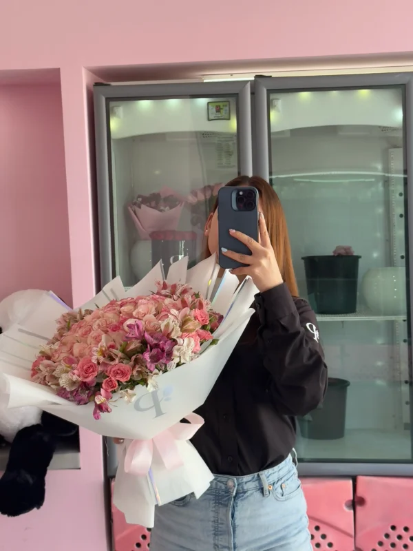 50 Rosas dovela con astromelia y mini rosa - Image 5