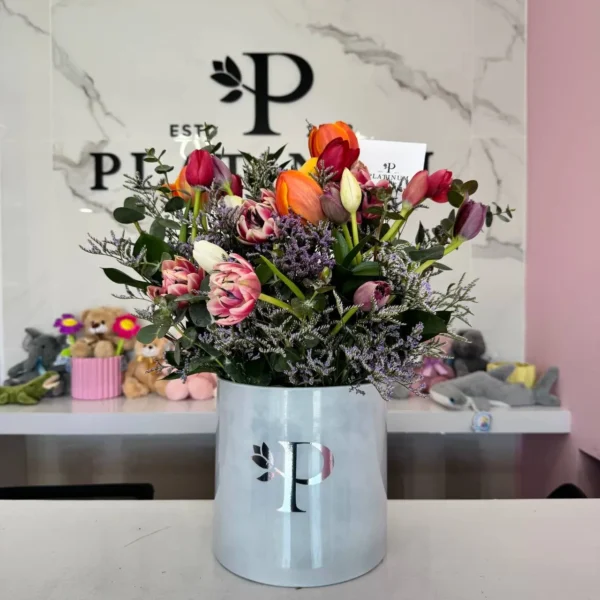 Cilindro De 20 Tulipanes Con Limonium