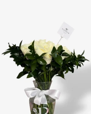 Jarrón de 50 rosas blancas con ruscus