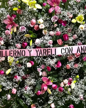 Corona fúnebre 100 rosas de colores con lilis y gypso