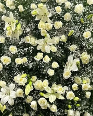 Corona Fúnebre 100 Rosas Blancas Con Lilis Blancas y Gypso
