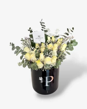 Cilindro negro con 24 rosas blancas, dólar y limonium
