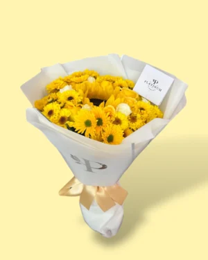 12 rosas amarillas y blancas con solea con 1 girasol