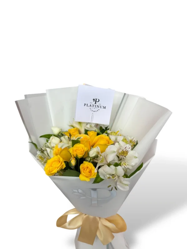 6 Rosas amarillas con astromelias y mini rosa - Imagen 3