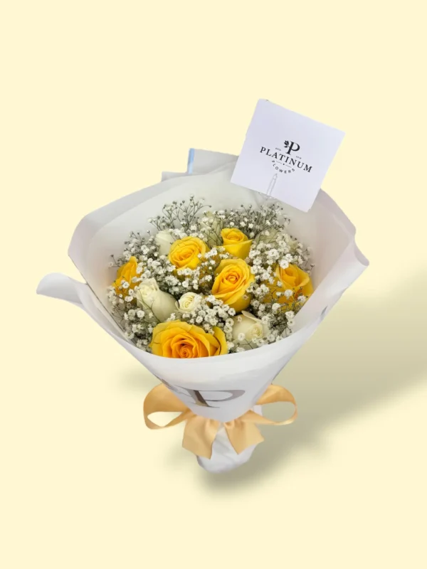 12 rosas amarillas con blancas y gypso - Imagen 3