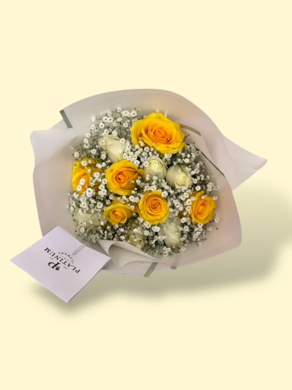 12 rosas amarillas con blancas y gypso - Imagen 4
