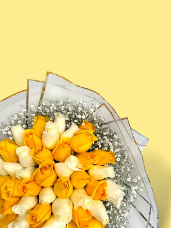36 rosas amarillas con blancas y gypso a - Imagen 4