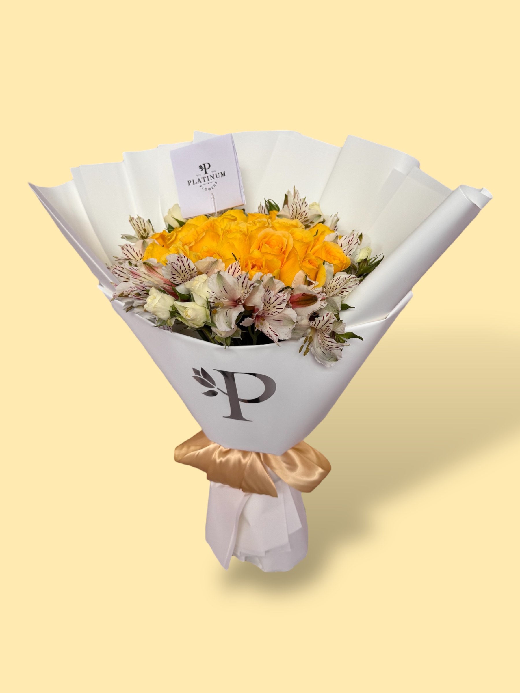 24 rosas amarillas con astromelia y mini rosas