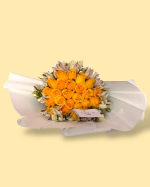24 rosas amarillas con astromelia y mini rosas